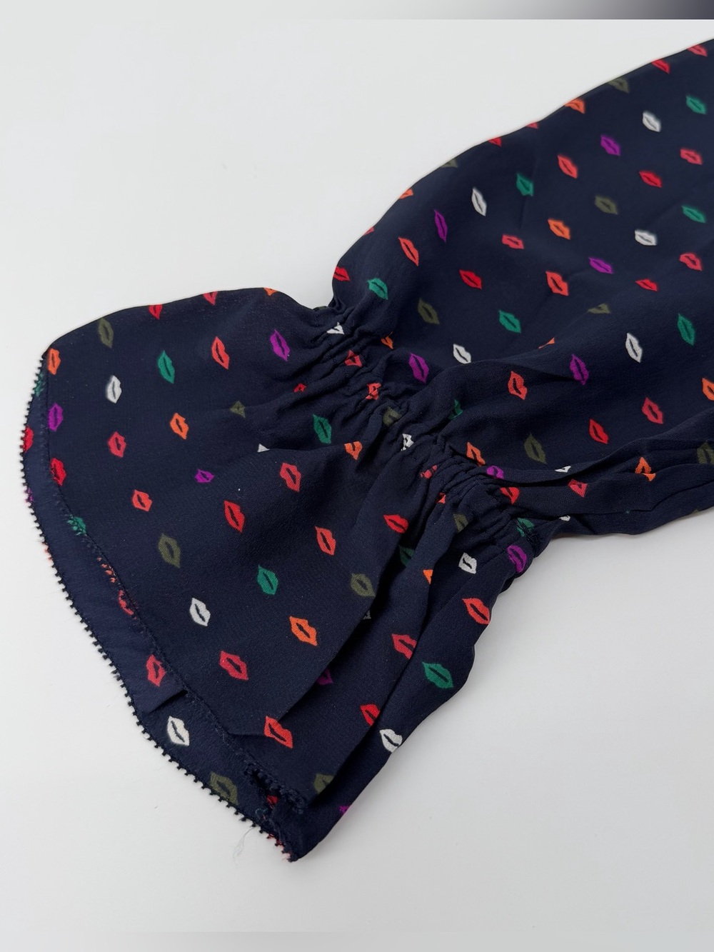 J.Crew EUC 100% Silk Ruffle Neck Lip Print Blouse Navy Rainbow Kisses Size 2 - Picture 5 of 7